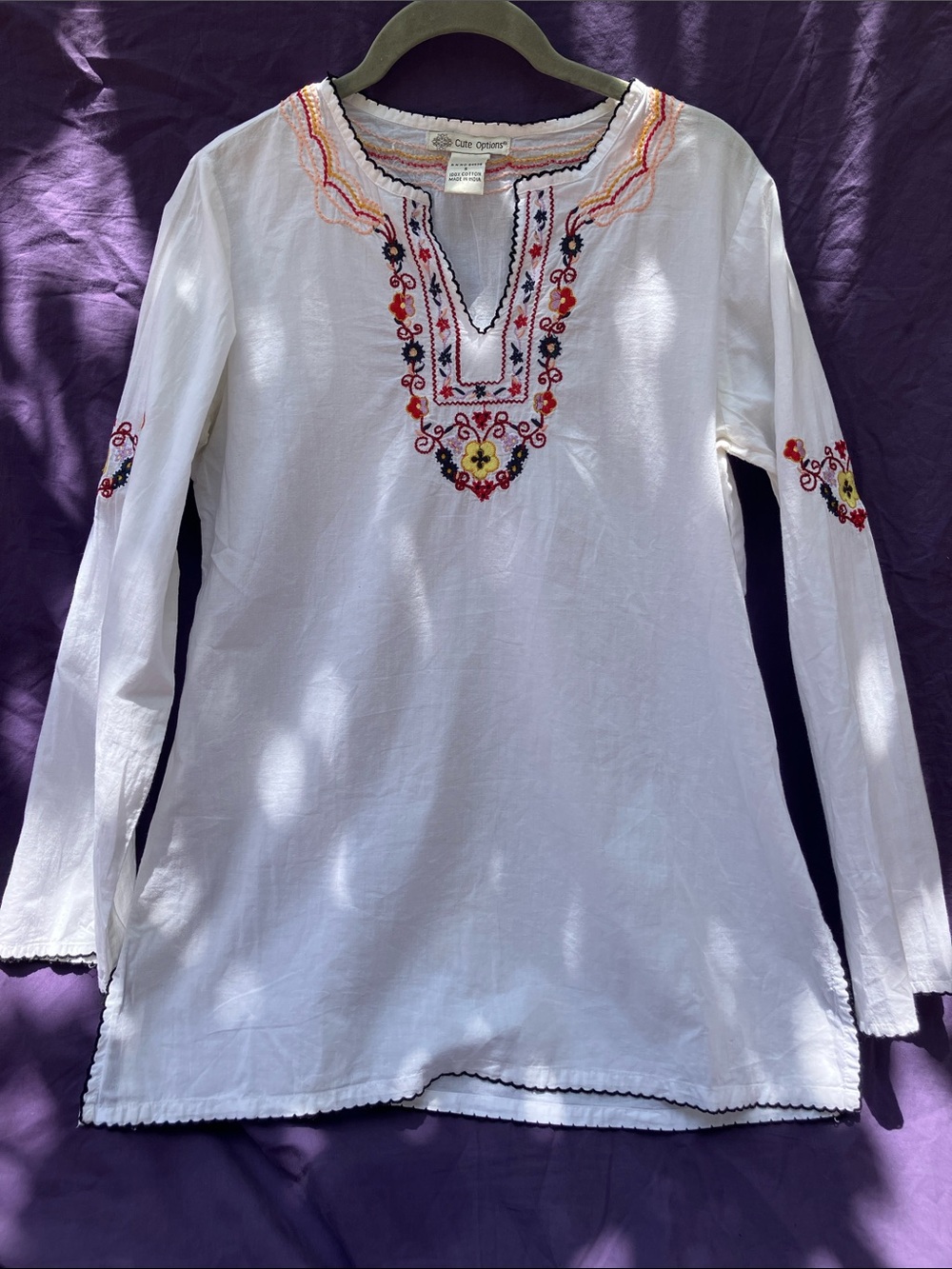 Embroidered White V‑Neck Tunic with Floral Detail